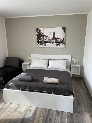 1 dormitorio con 1 cama grande y 1 sofá en da Toni Guesthouse, en Borso del Grappa