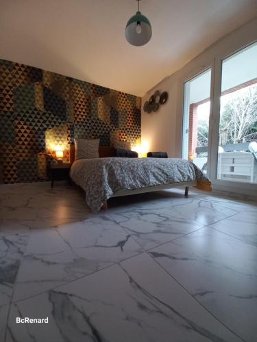 une chambre avec un lit et une grande fenêtre dans l'établissement Appartement T1 Résidence Sporting 1er étage, à Toulouse