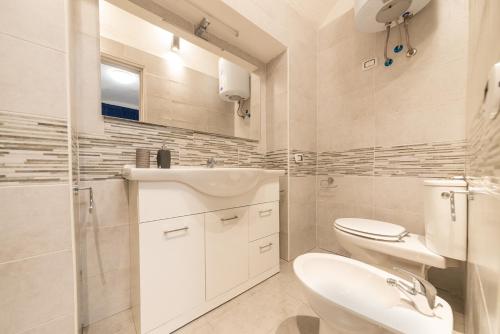 Ванна кімната в 9 minutes from Termini - Loft with free Wi-Fi and Netflix