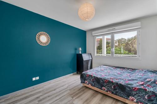 1 dormitorio con cama y pared azul en Room in Appartment with seaview, en Marsella