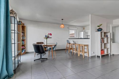 cocina y comedor con mesa y sillas en Room in Appartment with seaview, en Marsella