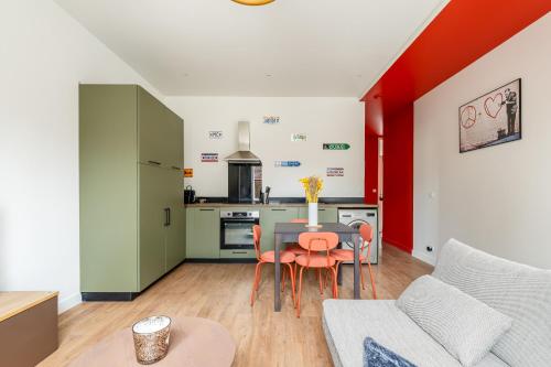 un salon avec une table et un canapé dans l'établissement Bien-être en bord de mer : Terrasse,chambre double, à La Seyne-sur-Mer