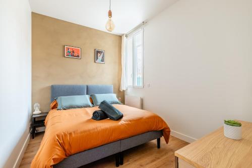 1 dormitorio con 1 cama con manta naranja en Bien-être en bord de mer : Terrasse,chambre double, en La Seyne-sur-Mer