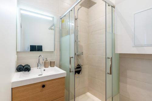 W łazience znajduje się umywalka i prysznic. w obiekcie Bien-être en bord de mer : Terrasse,chambre double w mieście La Seyne-sur-Mer