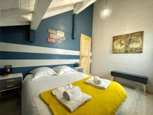 1 dormitorio con 1 cama grande y toallas. en Gite de Mortagne, Chalet avec Piscine - BY PRIMO C0NCIERGERIE en Gigny-sur-Saône
