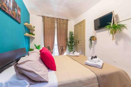 トリノにあるLoft “Green & Relax” [in the heart of Turin]のベッドルーム1室(大型ベッド1台、赤い枕付)