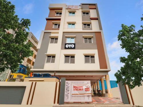 un edificio con una señal de ayno delante de él en Super Collection O White Ridge Kamineni, en Hyderabad