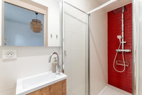 une salle de bain avec une douche, un lavabo et un miroir dans l'établissement Logement C0C00NING-La Seyne-sur-Mer, à La Seyne-sur-Mer