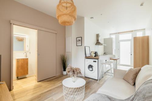 un salon avec un canapé et une table dans l'établissement Logement C0C00NING-La Seyne-sur-Mer, à La Seyne-sur-Mer