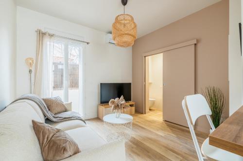 un salon avec un canapé et une télévision dans l'établissement Logement C0C00NING-La Seyne-sur-Mer, à La Seyne-sur-Mer