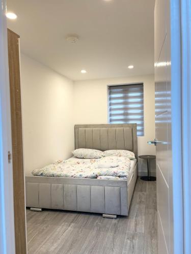 a bedroom with a bed in a room with a window at Exquisite 2 Bedroom Fully Furnished Annex in Bradenham