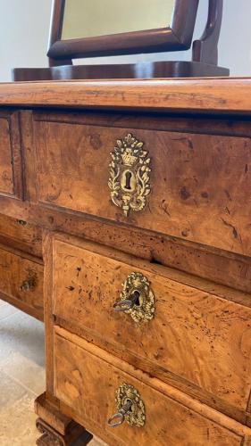 - une commode en bois avec un miroir au-dessus dans l'établissement MA CHAMBRE - Pressoir, à Fiquefleur-Équainville