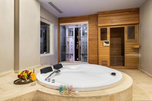 Bilik mandi di Crown Rose AlSahafa Hotel