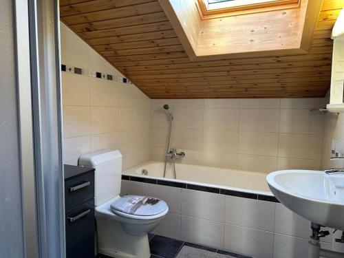 Ένα μπάνιο στο APPARTEMENT DE CHARME EN ATTIQUE dans UN PETIT CHALET
