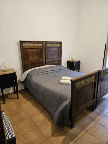 1 dormitorio con 1 cama con 2 toallas en B&B Ambra, en Sarno