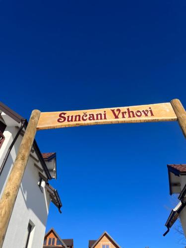 drewniany znak z oknem letniej wyspy w obiekcie Sunčani vrhovi w mieście Raška