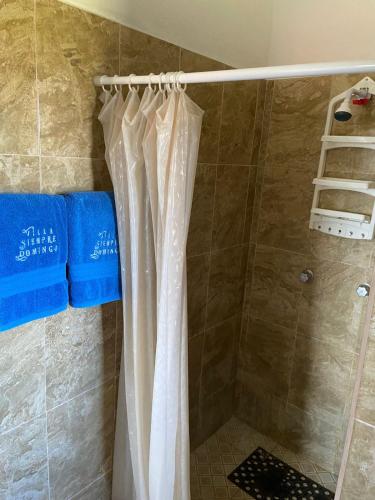 a shower with a white shower curtain in a bathroom at VILLA SIEMPRE DOMINGO in Tecuán