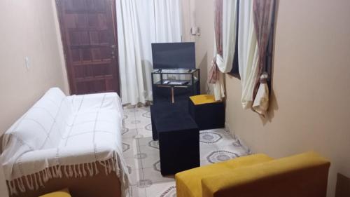 sala de estar con 2 sillas y mesa en Alvar Nuñez en Puerto Iguazú