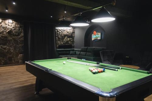 a room with a pool table in a room at Villa Szarotka in Dzianisz