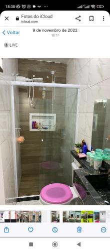 a picture of a bathroom with a pink toilet at Casa de veraneio garatucaia in Angra dos Reis