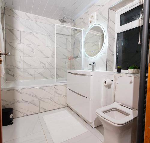 彼得伯勒的住宿－Sweet Dreams，白色的浴室设有卫生间和水槽。