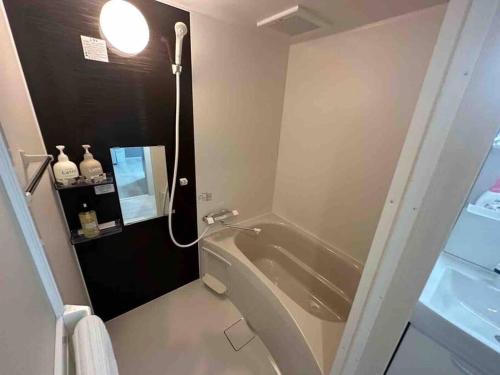 y baño con ducha y bañera. en Apartment Namba Style 201 en Osaka