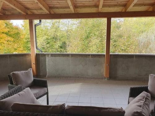a screened in porch with two chairs and a couch at Neu renovierte Altbauwohnung im Herzen von Steyr 100qm in Steyr
