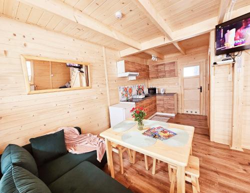 ein Wohnzimmer mit Couch und Tisch in der Unterkunft Sielanka u Basi in Toporzysko