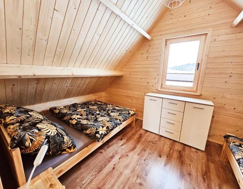 1 dormitorio con 2 camas y ventana en Sielanka u Basi en Toporzysko