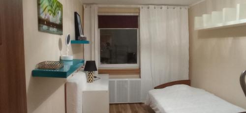 Habitación pequeña con cama y ventana en Apartament 2 pokoje w centrum Opola en Opole