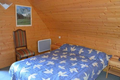 1 dormitorio con 1 cama en una cabaña de madera en Chalet 12 places à 5 mn St Lary, en Camparan