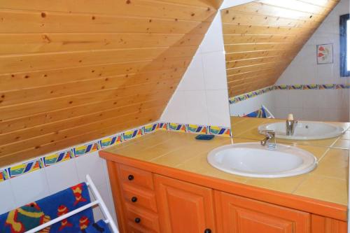 baño con lavabo y techo de madera en Chalet 12 places à 5 mn St Lary, en Camparan
