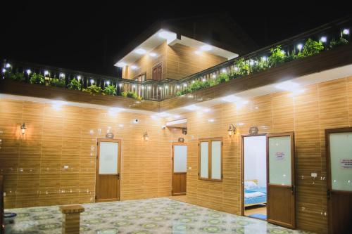 baño con espejos y plantas en la pared en Đồi Thông Homestay, en Làng Me