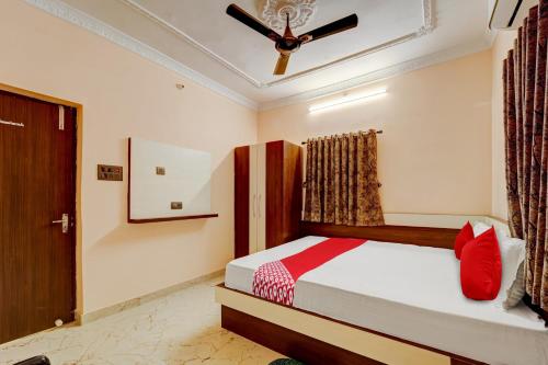 1 dormitorio con 1 cama y ventilador de techo en OYO Flagship Relax Inn, en Dhanbād