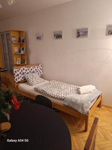 uma sala de estar com um sofá e uma mesa em Bugenwilla Apartament em Sopot