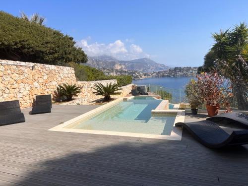 una piscina con vistas al agua en Villa LA ALEGRIA en Niza