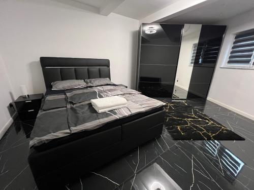 a bedroom with a black bed and a black floor at FeWo in Holzminden-Zentrum in Holzminden