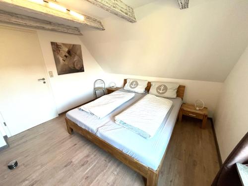 Giường trong phòng chung tại FeWo Tant Jantje in Moordorf