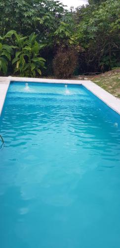 una grande piscina blu con acqua blu di Mejor para el sol a Victoria