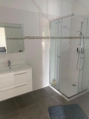 une salle de bain blanche avec une douche et un lavabo dans l'établissement Domaine Amortella Saint-Florent, à Saint-Florent