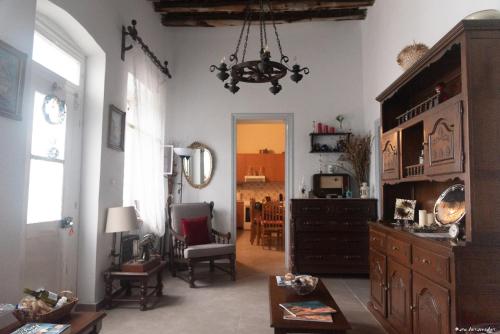uma sala de estar com um lustre e uma sala de jantar em Villa Alexandra em Exámbela