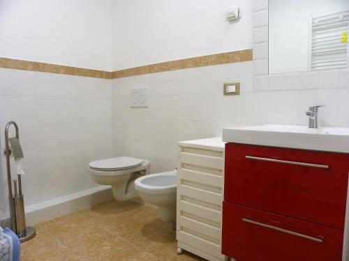 ペルージャにあるAl Ponte Vecchioのバスルーム(トイレ、洗面台付)
