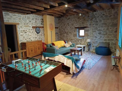ein Wohnzimmer mit einem Tisch mit Schachteln darauf in der Unterkunft Gîte Groupe La Farigoule à Siguer in Siguer
