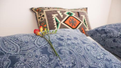 1 cama con colcha azul y blanca y almohada en Apartmán Spálený mlýn, en Líšnice