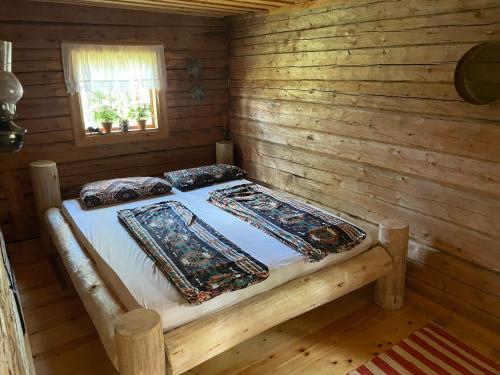 Glommersträsk的住宿－Pine Tree Cabin，小木屋内一间卧室,配有一张床