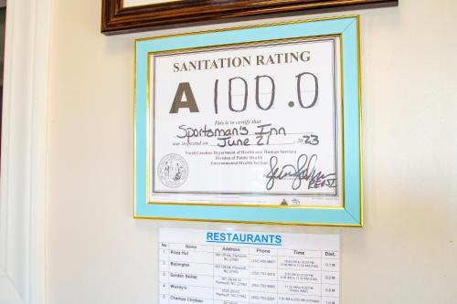 un diploma colgado en una pared con una entrada en Sportsman's Inn Plymouth 252-793-3095, en Plymouth