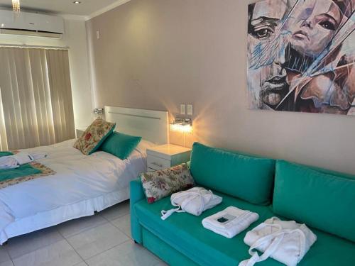 ein Wohnzimmer mit einem Sofa, einem Sofa und einem Bett in der Unterkunft DINASTIE APART HOTEL in Chajarí