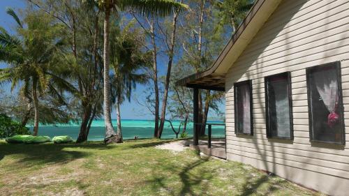 S@fe Landing Lodge في Nacula Island: منزل مطل على المحيط
