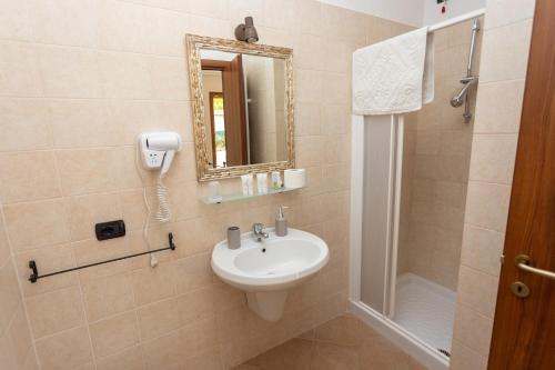 スペッロにあるIlporticodispelloのバスルーム(洗面台、鏡付)