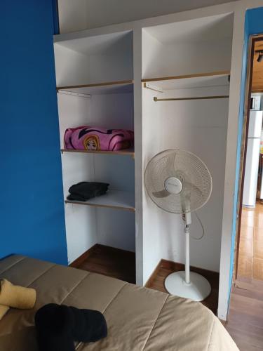 um quarto com uma cama e uma ventoinha em Casa para 4 personas em San Carlos de Bariloche